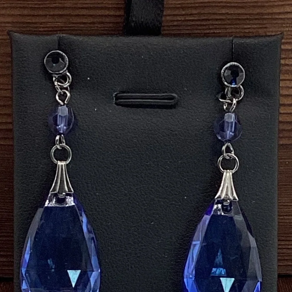 216. Clear Blue Teardrop Earrings w/ Silver Links EUC